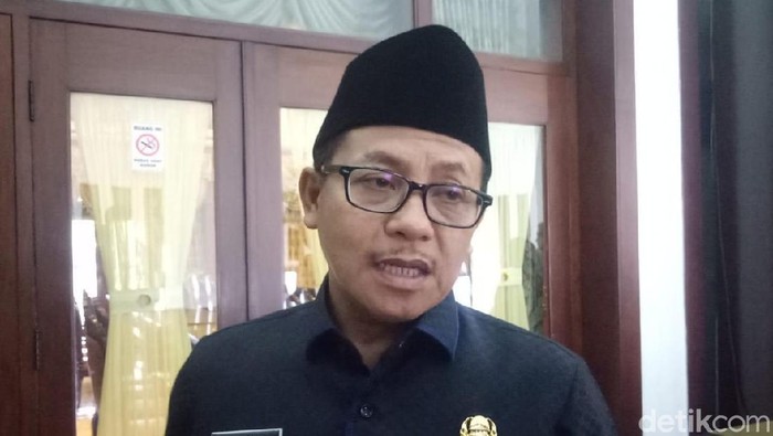 Pemkot Malang memberikan sanksi tegas kepada Syamsul Arifin, Kasek SMP Negeri 16 terkait kasus kekerasan yang menimpa pelajar, MS (13). Sang kasek dibebastugaskan.