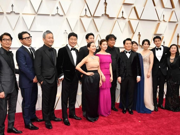 HOLLYWOOD, CALIFORNIA - FEBRUARY 09: Cast and crew of 
Parasite including editor Yang Jin-mo, writer Jin Won Han, producer Kwak Sin-ae, production designer Ha-jun Lee, Yang-kwon Moon, Kang-ho Song, Yeo-jeong Jo, Sun-kyun Lee, and filmmaker Bong Joon Ho attend the 92nd Annual Academy Awards at Hollywood and Highland on February 09, 2020 in Hollywood, California. (Photo by Amy Sussman/Getty Images)
