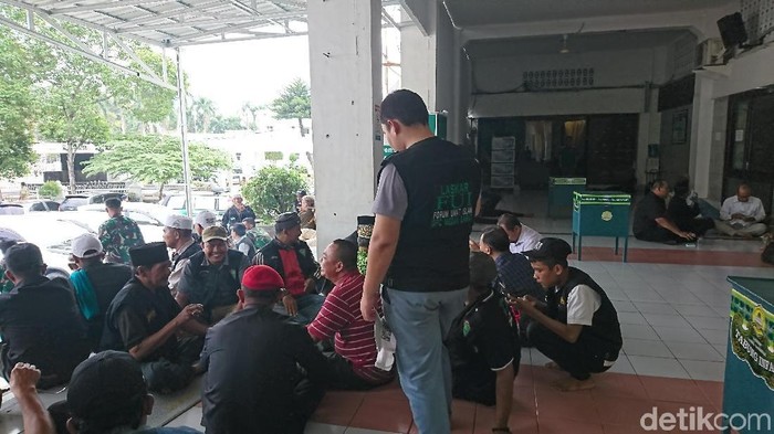Ahmad Arfah Lubis-detikcom/ Massa FUI di sekitar kantor gubernur Sumut