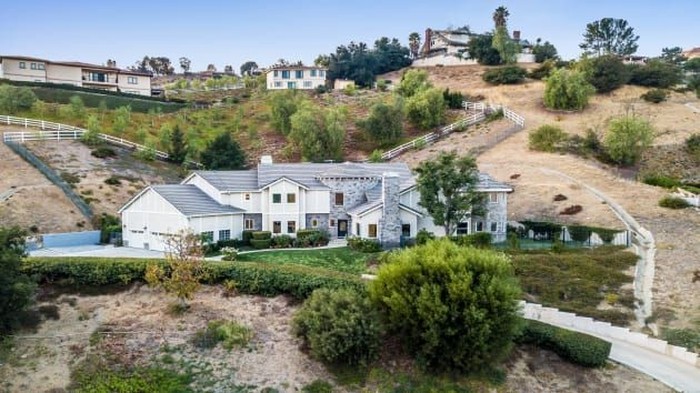 Legenda NBA sekaligus pengusaha Shaquille O'Neal menjual rumahnya di Bell Canyon California dengan harga US$ 2,5 juta atau senilai Rp 33 miliar.