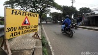 Para pengendara diminta untuk berhati-hati saat melintas di jalan yang longsor tersebut.