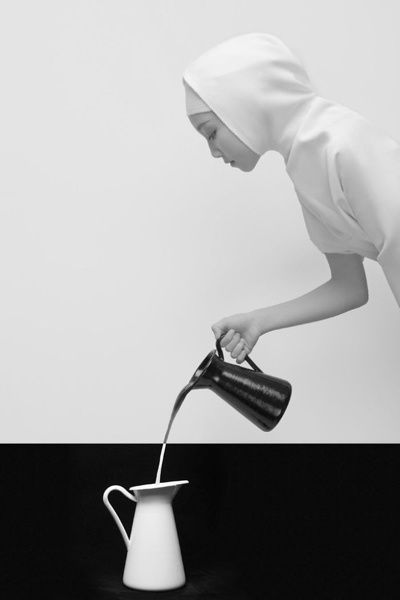 Kompetisi foto hitam-putih memamerkan sejumlah karya terbaik dari berbagai fotografer di dunia. Penasaran deretan foto-fotonya? Yuk, lihat.