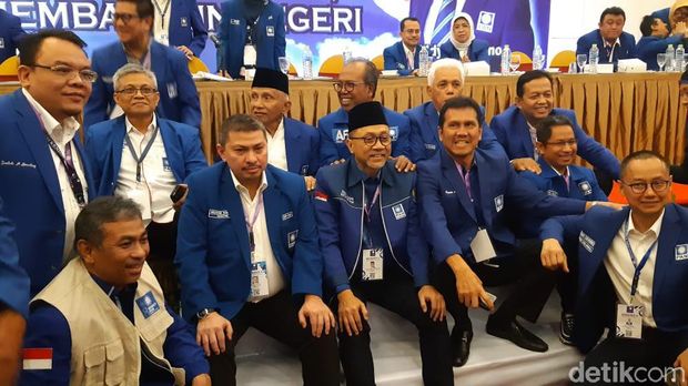 Kursi Terbang Warnai Kongres PAN di Kendari