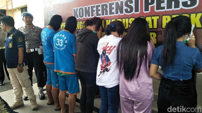 Polisi Tangkap PSK Khusus Turis Timur Tengah Polisi menangkap empat PSK dan dua muncikari di Cianjur, Jawa Barat. Para pekerja seks komersial (PSK) itu melayani khusus turis asal Timur Tengah.