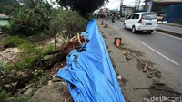Pohon yang tumbang akibat tanah longsor juga belum dievakuasi.