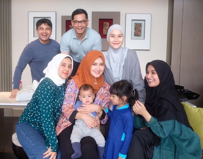 Dalam wawancara dengan media, Sahrul mengaku dijodohkan dengan Una oleh Tommy Kurniawan. Adalah istri Tommy, Lisya yang merupakan teman Una. Foto: instagram @unamaulina.