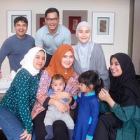 Dalam wawancara dengan media, Sahrul mengaku dijodohkan dengan Una oleh Tommy Kurniawan. Adalah istri Tommy, Lisya yang merupakan teman Una. Foto: instagram @unamaulina.