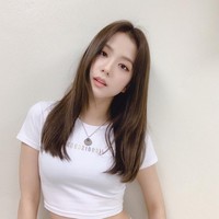 Tampil kasual dan simpel dalam crop top putih membuat penampilan Jisoo Blackpink ini terlihat menawan. Foto: Instagram
