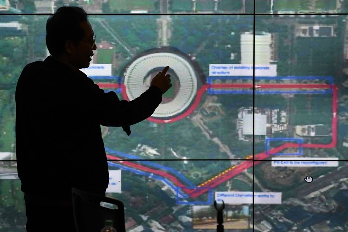 Direktur Utama Pusat Pengelola Komplek Gelora Bung Karno (PPK GBK) Winarto menjelaskan rencana rute sirkuit yang disiapkan untuk balap mobil Formula E di kompleks GBK, Senayan, jakarta, Selasa (11/2/2020). Pengelola menyatakan siap menjadikan GBK sebagai tempat yang dipilih sebagai sirkuit Formula E di Jakarta dengan syarat tak akan menggunakan seluruh area dalam ring road Stadion GBK yang biasa digunakan masyarakat untuk berolahraga. ANTARA FOTO/Aditya Pradana Putra/foc. *** Local Caption ***