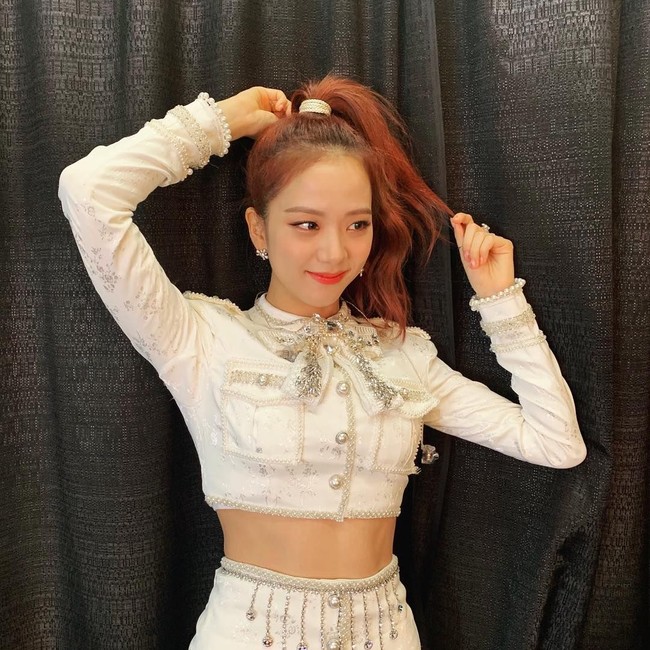 Saat menjadi trainee, Jisoo Blackpink mengaku menjalani diet ketat. Namun, kini ia menghentikan diet tersebut dan tetap menjaga tubuhnya tetap enerjik dan langsing dengan mengurangi porsi makan. Foto: Instagram