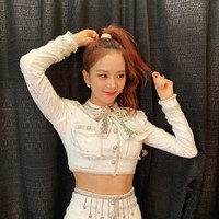 Saat menjadi trainee, Jisoo Blackpink mengaku menjalani diet ketat. Namun, kini ia menghentikan diet tersebut dan tetap menjaga tubuhnya tetap enerjik dan langsing dengan mengurangi porsi makan. Foto: Instagram