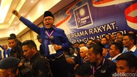Ketum sekaligus caketum PAN Zulkifli Hasan mencoba menenangkan para peserta. Dia meminta para peserta tak saling melempar kursi.