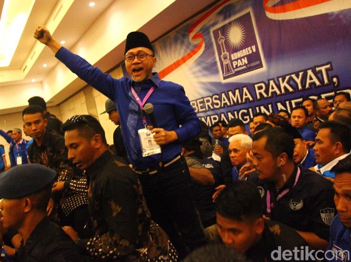 Kongres PAN di Kendari, Sulawesi Tenggara, kembali ricuh. Para peserta bahkan saling melempar kursi.