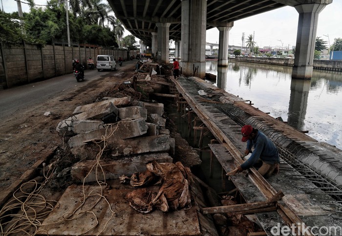 Proyek tanggul kali Ancol di Jakarta Utara, terus dikebut. Hal itu dilakukan untuk mencegah banjir saat sungai meluap.