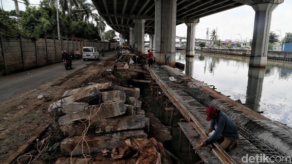 Cegah Banjir, Proyek Tanggul Kali Ancol Terus Dikebut