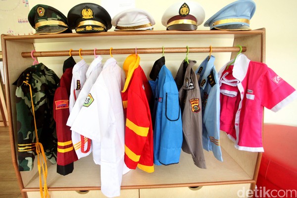 Selain itu juga ada kostum cosplay yang dipajang di sini. Wah, sepertinya anak-anak berbas berimajinasi dalam ruangan anak ini. (Rifkianto Nugroho) Selain itu juga ada kostum cosplay yang dipajang di sini. Wah, sepertinya anak-anak berbas berimajinasi dalam ruangan anak ini. (Rifkianto Nugroho)