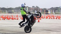 Aksi tersebut dilakukan para profesional polri dan mengenakan peralatan standar keamanan berkendara.