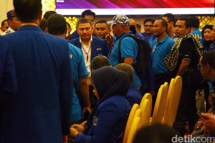 Kongres PAN Lagi-lagi Memanas Kongres PAN hari ini, Selasa (11/2) di Hotel Claro, Kendari, kembali memanas. Berikut foto-foto suasana terkininya.