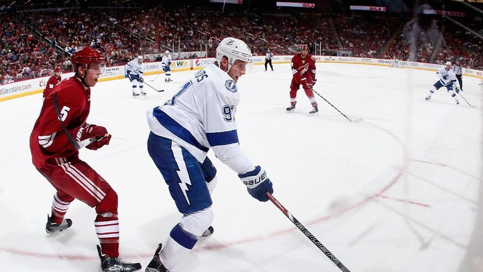 GLENDALE, AZ - FEBRUARY 21:  Steven Stamkos #91 of the Tampa Bay Lightning skates with the puck ahead of Connor Murphy #5 of the Arizona Coyotes during the second period of the NHL game at Gila River Arena on February 21, 2015 in Glendale, Arizona.  The Lighting defeated the Coyotes 4-2. (Photo by Christian Petersen/Getty Images)