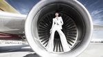 Model Cantik Catwalk di Mesin Jet Pesawat