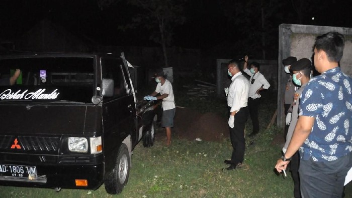 Pemusnahan daging sapi glonggongan di Wonogiri, Selasa (11/2/2020).