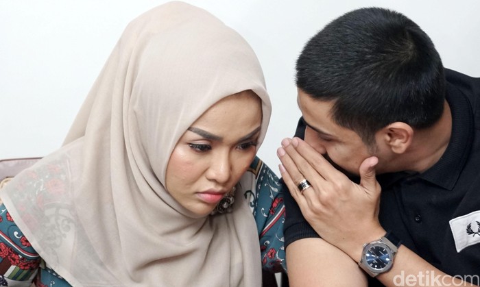 Medina Zein Medina Zein dan suaminya saat ditemui di kawasan Kebayoran Baru.