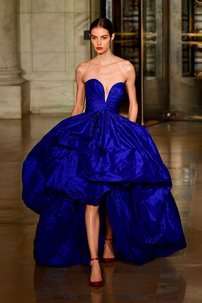 Fashion show Oscar De La Renta menampilkan koleksi gaun malam terbarunya di New York Fashion Week 2020, New York, Senin [10/2/2020]. Photo by Slaven Vlasic/Getty Images.