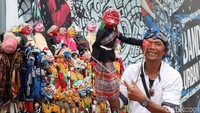 Hal tersebut juga mendatangkan berkah untuk sejumlah pedagang di jalan tersebut, seperti salah satunya pedagang wayang golek ini.