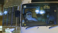 Evakuasi itu dilakukan guna mencegah penyebaran virus corona yang lebih meluas di kawasan apartemen tersebut.