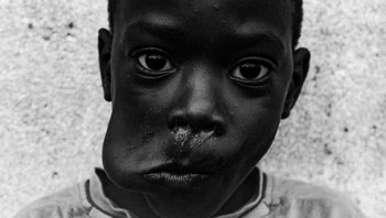 Foto karya Theo Gould dari Inggris yang berjudul Boy Eating Mango-Sao Tome 2018 berhasil memenangkan juara kedua kontes fotografi hitam dan putih untuk kategori protrait. Istimewa/Dok. Boredpanda.