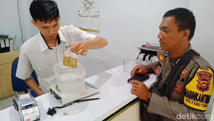 Emas batangan bergambar Sukarno di Jambi dicek keasliannya, ternyata kuningan (dok. Polsek Tengah Ilir)