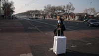 Sebelumnya, merebaknya virus corona di China membuat pemerintah negara itu menambah masa libur Imlek sebagai upaya untuk mencegah penyebaran virus corona tersebut. Meski begitu, wabah virus corona masih menjadi ancaman mengerikan di seluruh dunia tak terkecuali di China. Jumlah kematian per hari akibat wabah virus corona di China menembus angka 100 orang. Sedikitnya 108 orang meninggal akibat virus corona dalam 24 jam pada Senin (10/2) waktu setempat. Getty Images/Andrea Verdelli.