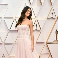 Camila Morrone tampil memesona di red carpet Oscar 2020. Dia memakai gaun sifon warna pink pucat rancangan Carolina Herrera. Aksesori dari Tiffany & Co. membuat gayanya semakin anggun. Foto: Amy Sussman/Getty Images, Dok. Instagram