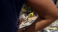 Petugas dari PPSU, Dinas Bina Marga, Tata air hingga organisasi masyarakat (Ormas) bahu membahu membersihkan puing-puing bangunan tersebut.