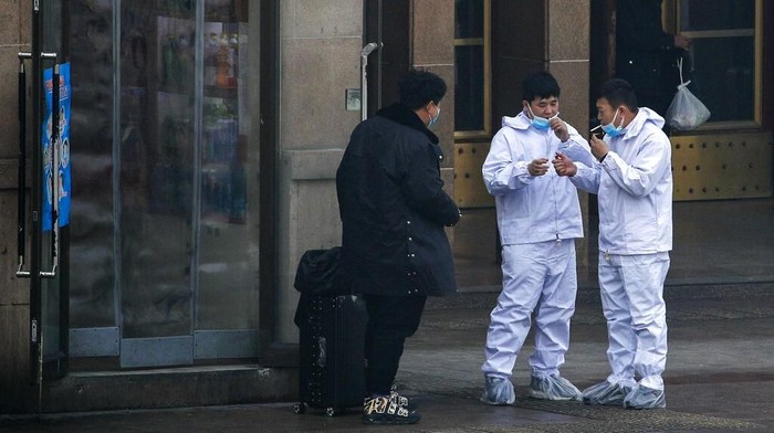 Wabah Virus Corona di China Libur Tahun Baru Imlek telah berakhir sejak Senin (10/2) lalu. Warga mulai kembali ke Beijing dengan kenakan masker dan alat pelindung guna cegah virus corona.