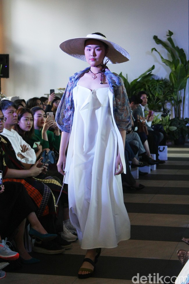 Desainer Nonita Respati menampilkan karya terbaru dari label Purana di koleksi Spring 2020, di Shangri-La Hotel, Jakarta, Senin [10/2/2020]. Foto: Mohammad Abduh/Wolipop