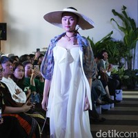 Desainer Nonita Respati menampilkan karya terbaru dari label Purana di koleksi Spring 2020, di Shangri-La Hotel, Jakarta, Senin [10/2/2020]. Foto: Mohammad Abduh/Wolipop