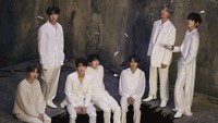 BTS hadir dalam konsep clean dengan busana putih dan bulu-bulu angsa berterbangan. (Big Hit Labels)