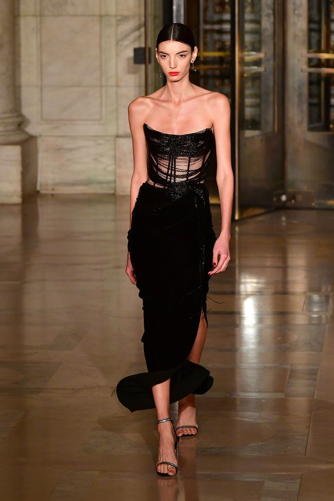 Fashion show Oscar De La Renta menampilkan koleksi gaun malam terbarunya di New York Fashion Week 2020, New York, Senin [10/2/2020]. Photo by Slaven Vlasic/Getty Images.