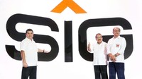 (Kiri-kanan) Direktur utama Semen Indonesia Hendi Prio Santoso, Komisaris Utama Semen Indonesia Soekarwo, dan Staf Ahli Kementrian PUPR, A. Gani Ghazaly Akman saat memperkenalkan logo baru Semen Indonesia di Jakarta, Selasa (11/2). Pool/Semen Indonesia.