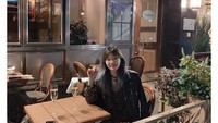 Hendak bersantap di sebuah kafe, Park So Dam ditemani segelas champagne. Dengan outfit berwarna gelap, ia terlihat elegan. Foto: Instagram sodam_park_0908