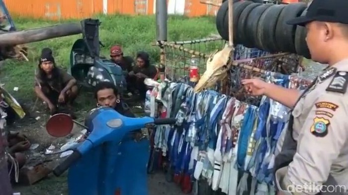 Polsek Medan Helvetia menangani anak punk yang memarkirkan vespa gembel hingga menimbulkan kemacetan (Instagram @polsekmedanhelvetia)