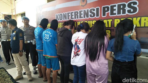Jabar Hari Ini: 4 Gadis Layani Seks Turis-Balita Cirebon Koma Digigit Ular