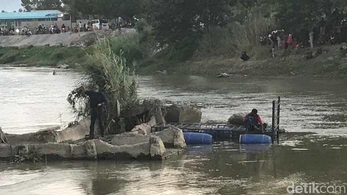 Satgas memasang perangkap untuk menyelamatkan buaya berkalung ban di Palu (M Qadri/detikcom)