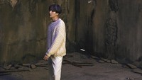 Suga tampil kasual dengan sweater putihnya. (Big Hit Labels) 