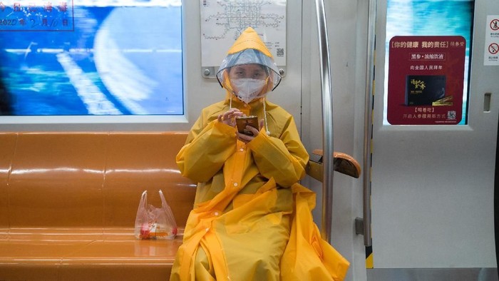Libur Tahun Baru Imlek telah berakhir sejak Senin (10/2) lalu. Warga mulai kembali ke Beijing dengan kenakan masker dan alat pelindung guna cegah virus corona.