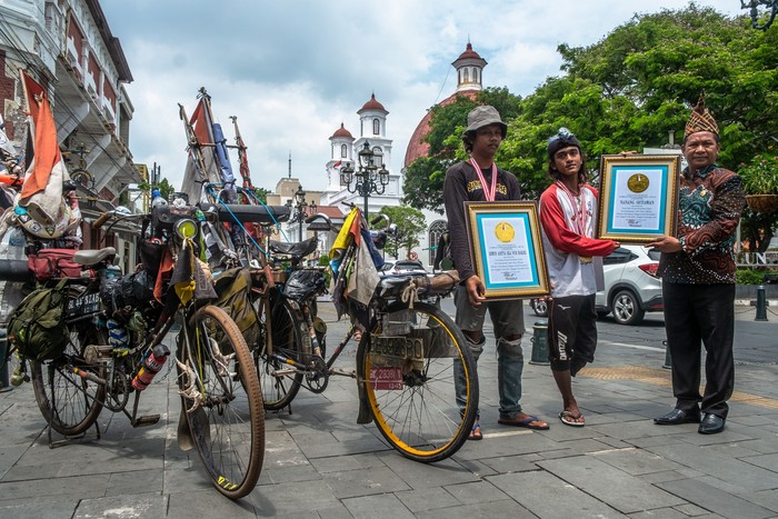 REKOR PESEPEDA TUNA DAKSA DAN TUNA RUNGU Dua pesepeda berkebutuhan khusus meraih penghargaan dari LEPRID. Penghargaan diberikan usai keduanya bersepeda dari Banyuwangi menuju Kilometer Nol Sabang, Aceh