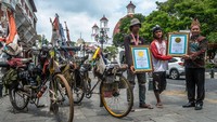 Ketua Umum Lembaga Prestasi Indonesia-Dunia (LEPRID) Paulus Pangka (kanan) menyerahkan piagam penghargaan kepada pesepeda tuna daksa Nanang Setiawan (kedua kanan) dan pesepeda tuna rungu Erwin Aditya Eka Nur Hakiki (kiri) di kawasan Kota Lama Semarang, Jawa Tengah, Selasa (11/2/2020).