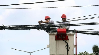 Kabel Semrawut di Kuningan Dirapikan