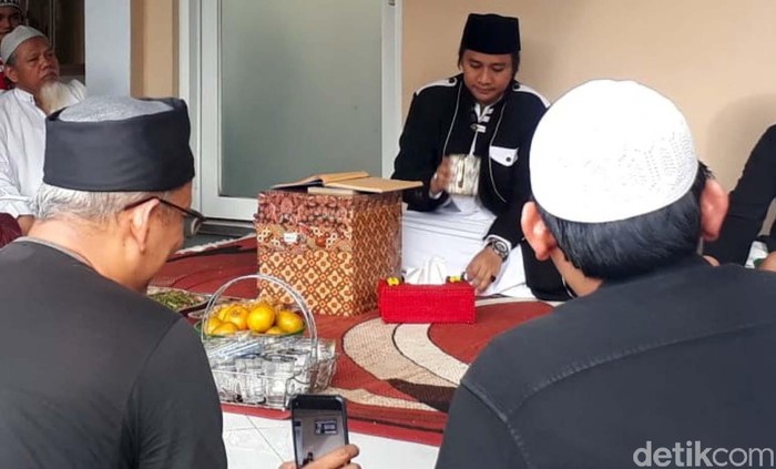Ini Dia Suami yang Menikah Lagi Diantar Istri Sepekan ini medsos dihebohkan oleh viral video istri mengantar suami menikah lagi. Pengantin pria diketahui bernama Hafi Muhammad Kafi Firdaus atau Abah Cijeungjing.